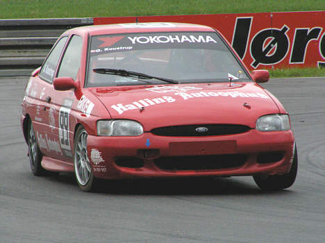 Gert Koustrup havde også fået godt gang i sin Ford Escort, og fulgte fint med 'de franske' på Padborg Park.
(Foto: Motorsporten.dk)